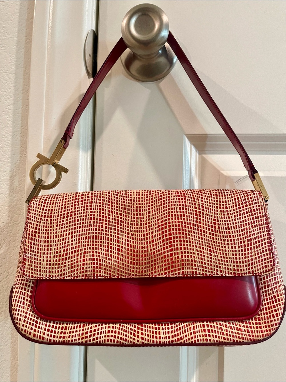 Salvatore Ferragamo Gancini Shoulder Bag Beige Red Leather - Picture 2 of 9